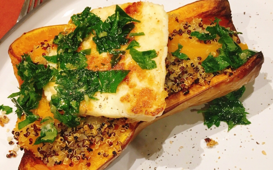 Butternut farcie au quinoa et halloumi grillé, sauce aux herbes
