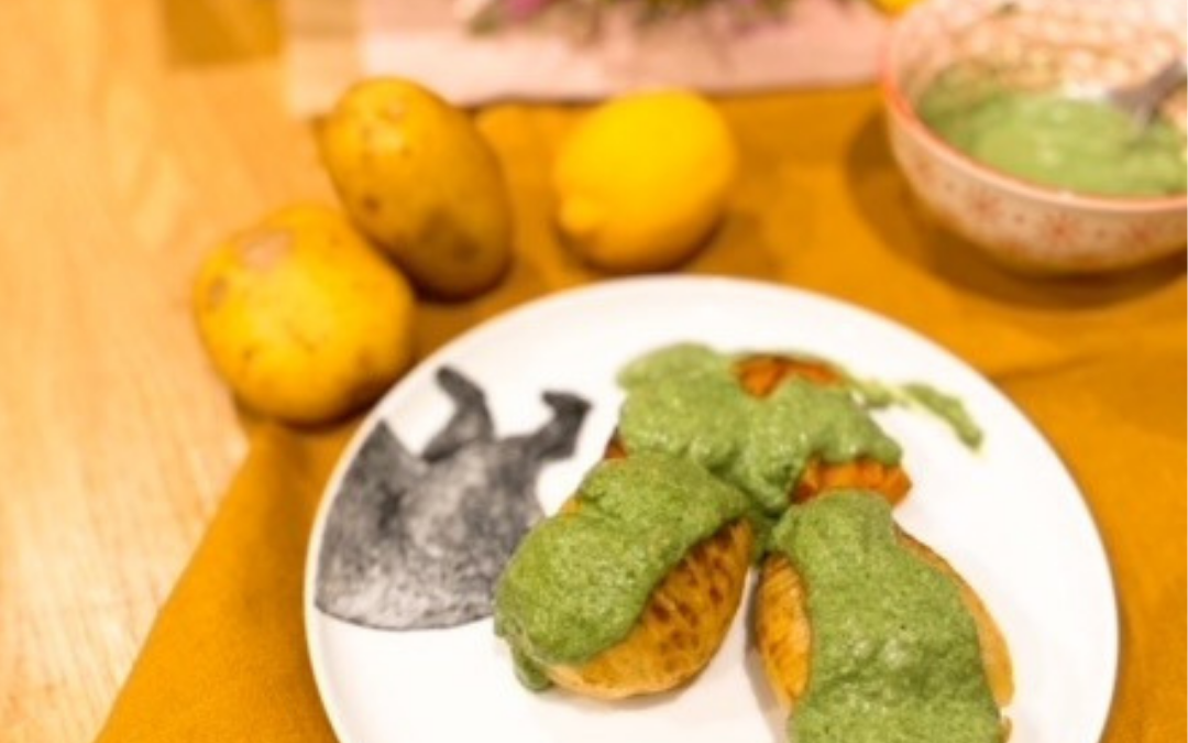 Duo de patates au four, sauce yaourt et épinards