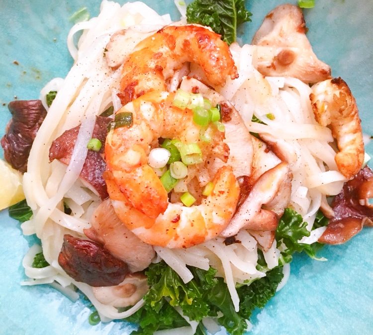 Tagliatelles thaï, crevettes, shiitaké, chou kale