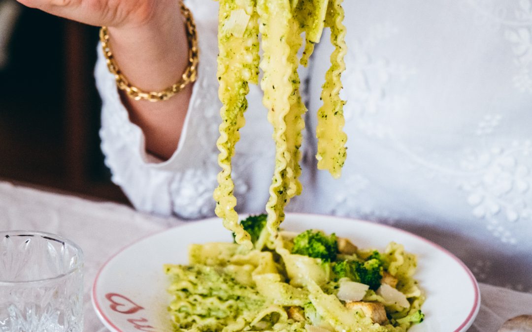 Spaghetti au pesto de brocolis, tofu fumé