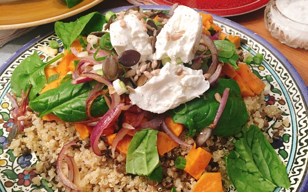 Salade de lentilles, quinoa, patates douces et chèvre frais